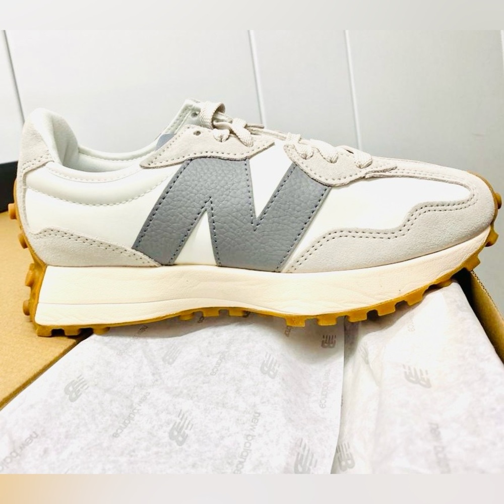 NEW BALANCE 327 Casual Sneakers Shoes Women 9.5 / Men 8 Moonbeam Grey NEW - Picture 3 of 16